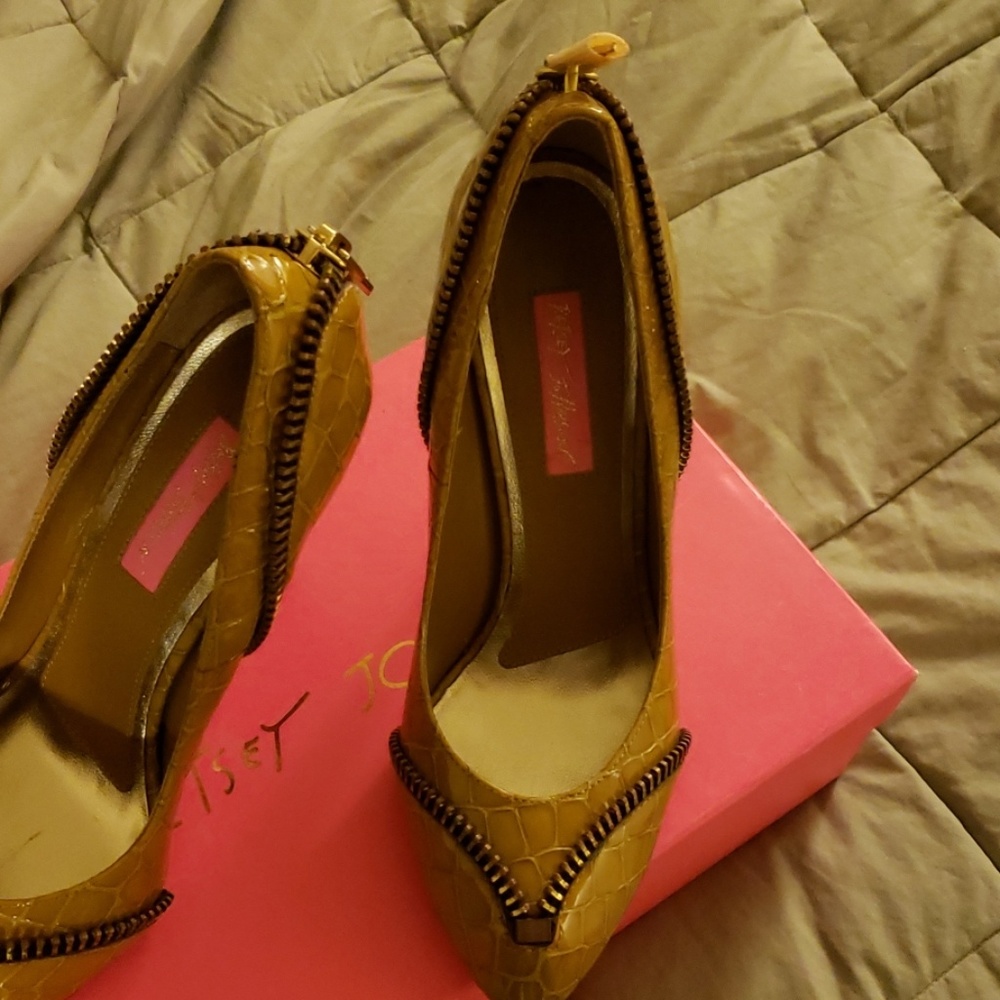 Shoes - Picture 3 of 3